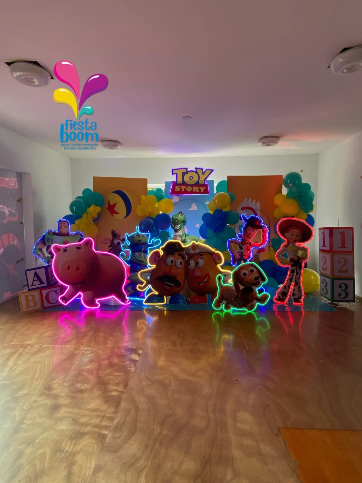 Escenario temático con personajes y luces de colores