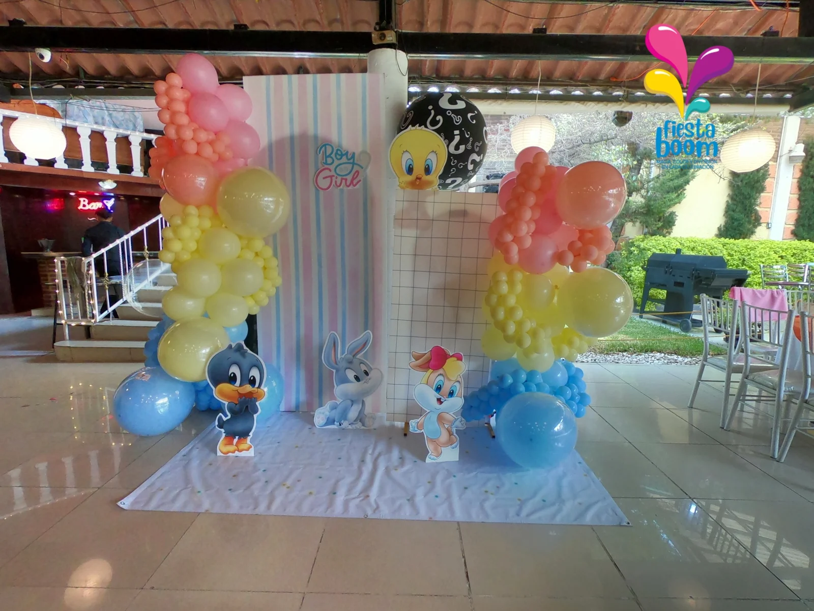 Decoración infantil con globos pastel y personajes