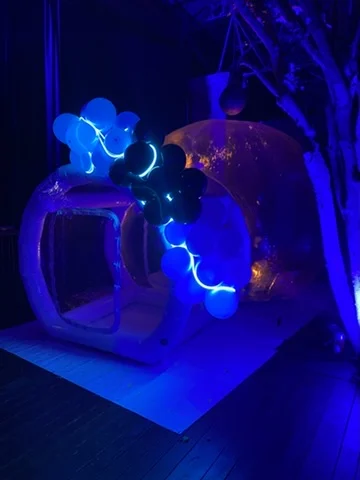 Bubble House con iluminación azul para evento temático