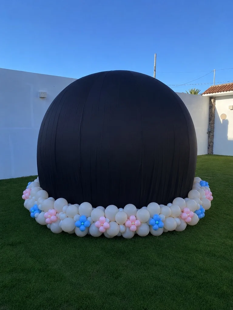Bubble House tapada para una revelación con globos pastel