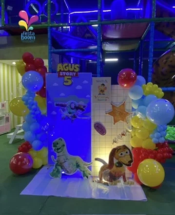 Decoración de Toy Story con globos y personajes de juguetes