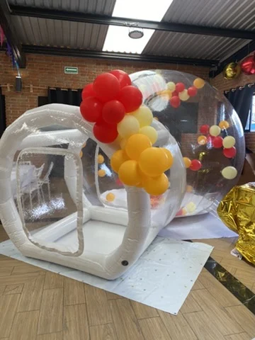 Bubble House con globos rojos y amarillos